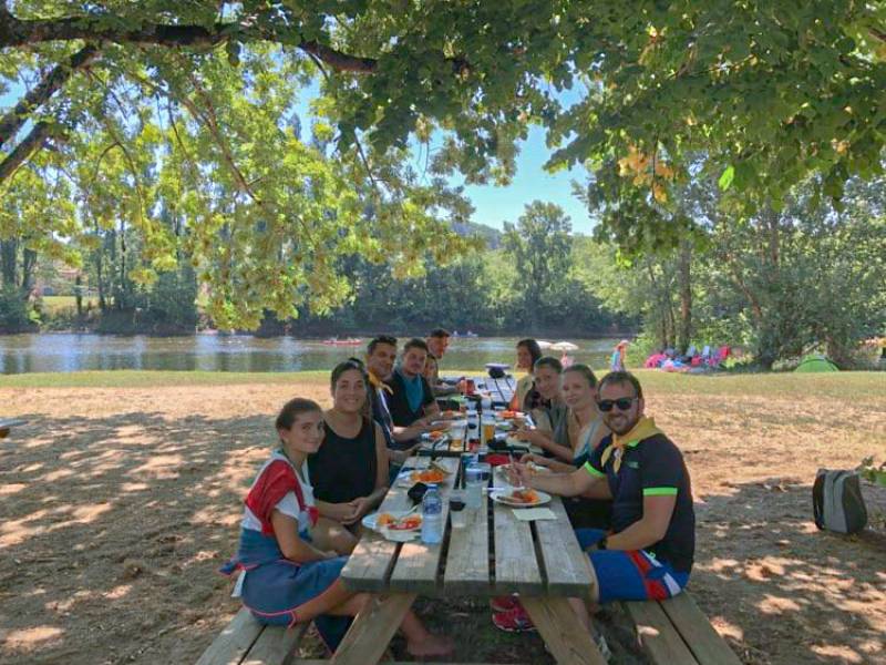 Top cinq activités de team building bien-être en Dordogne pour renforcer cohésion en pleine nature