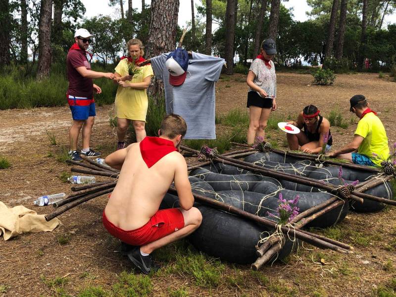 team building construction de radeau