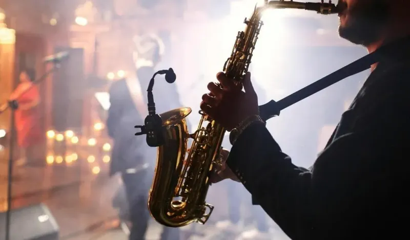 Soirée festive & musicale pour entreprises ou groupes – Une énergie maîtrisée pour célébrer avec élégance