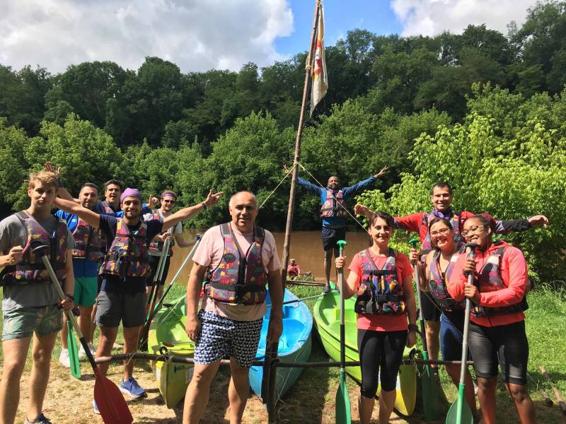 Team building canoë sur la Vézère