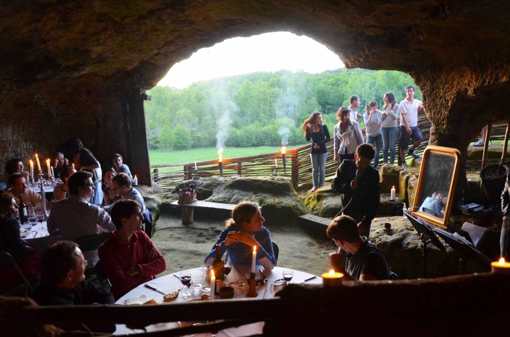 Team Building et soirée d’entreprise insolite dans un château médiéval avec bivouac en Dordogne
